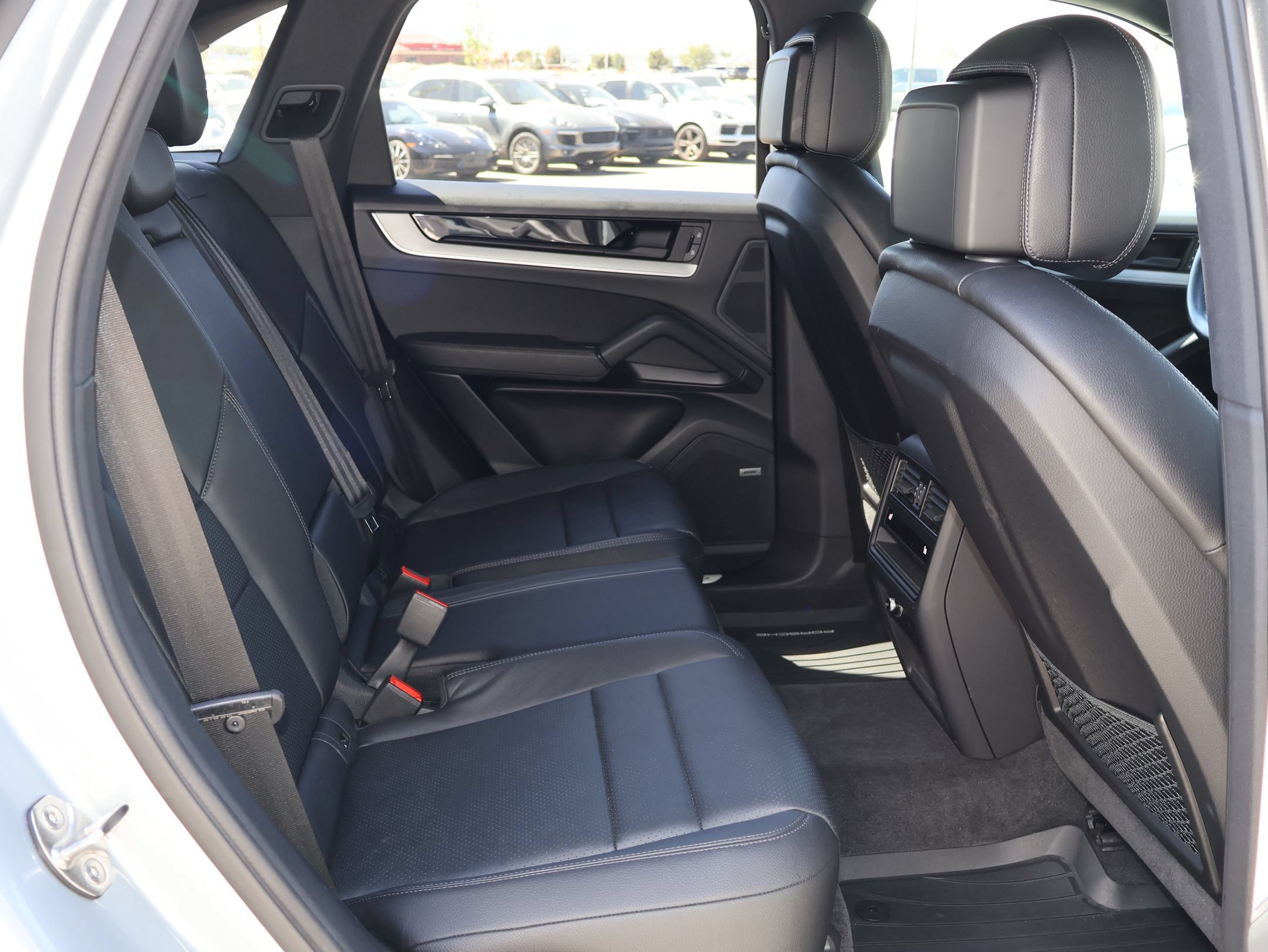 Certified 2024 Porsche Cayenne AWD/4WD image 31