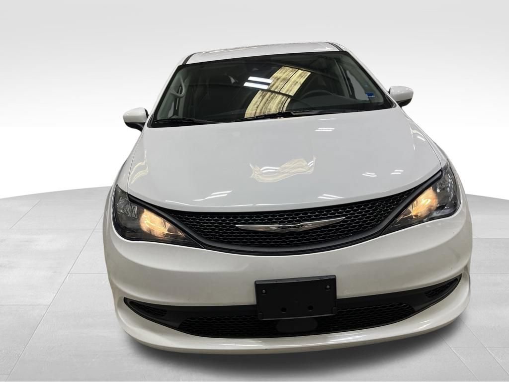 Used 2023 Chrysler Voyager LX FWD image 9