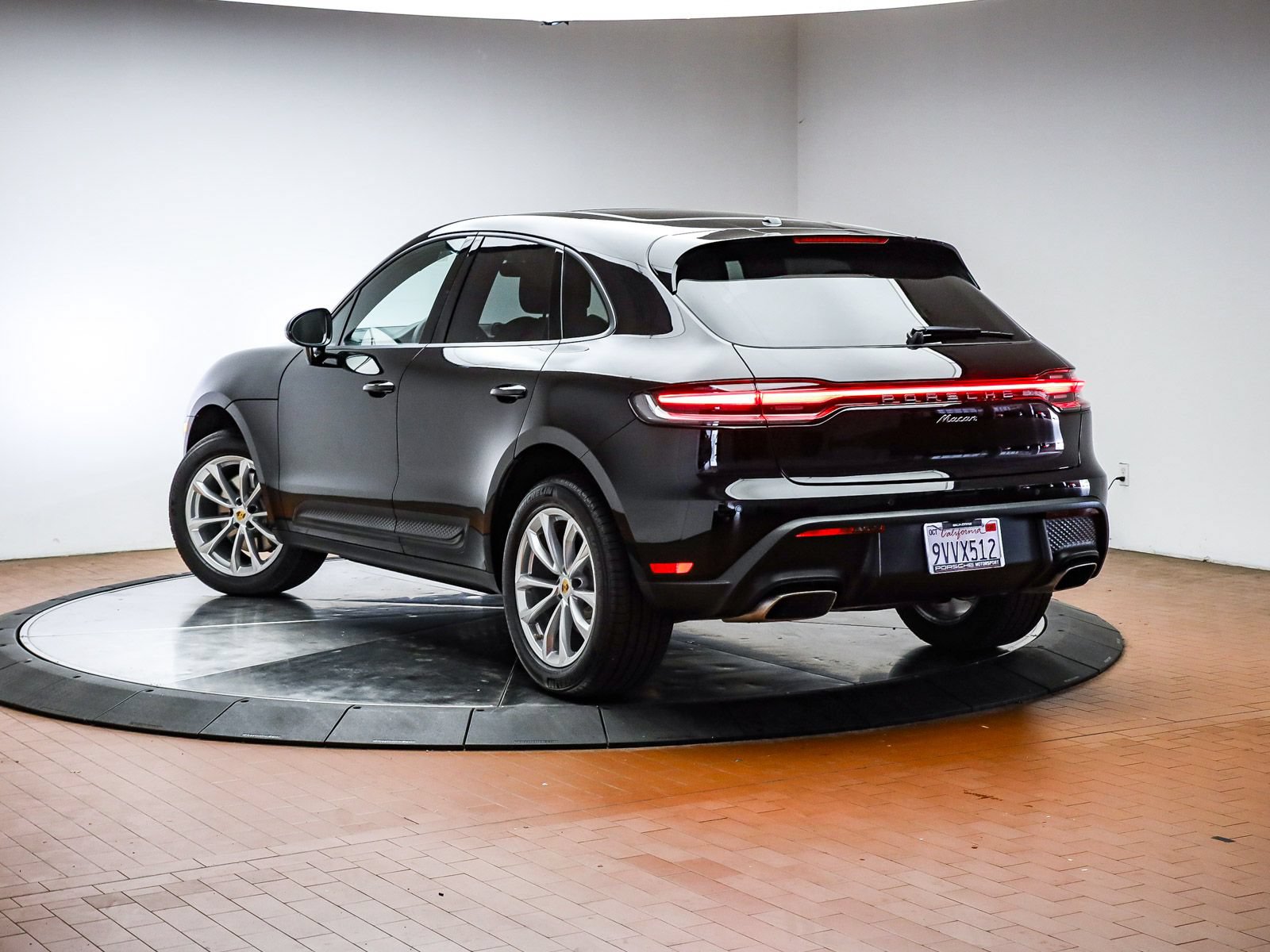 Certified 2026 Porsche Macan AWD/4WD image 3