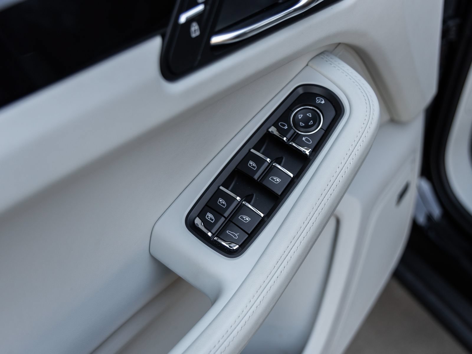 Certified 2024 Porsche Macan S AWD/4WD image 22