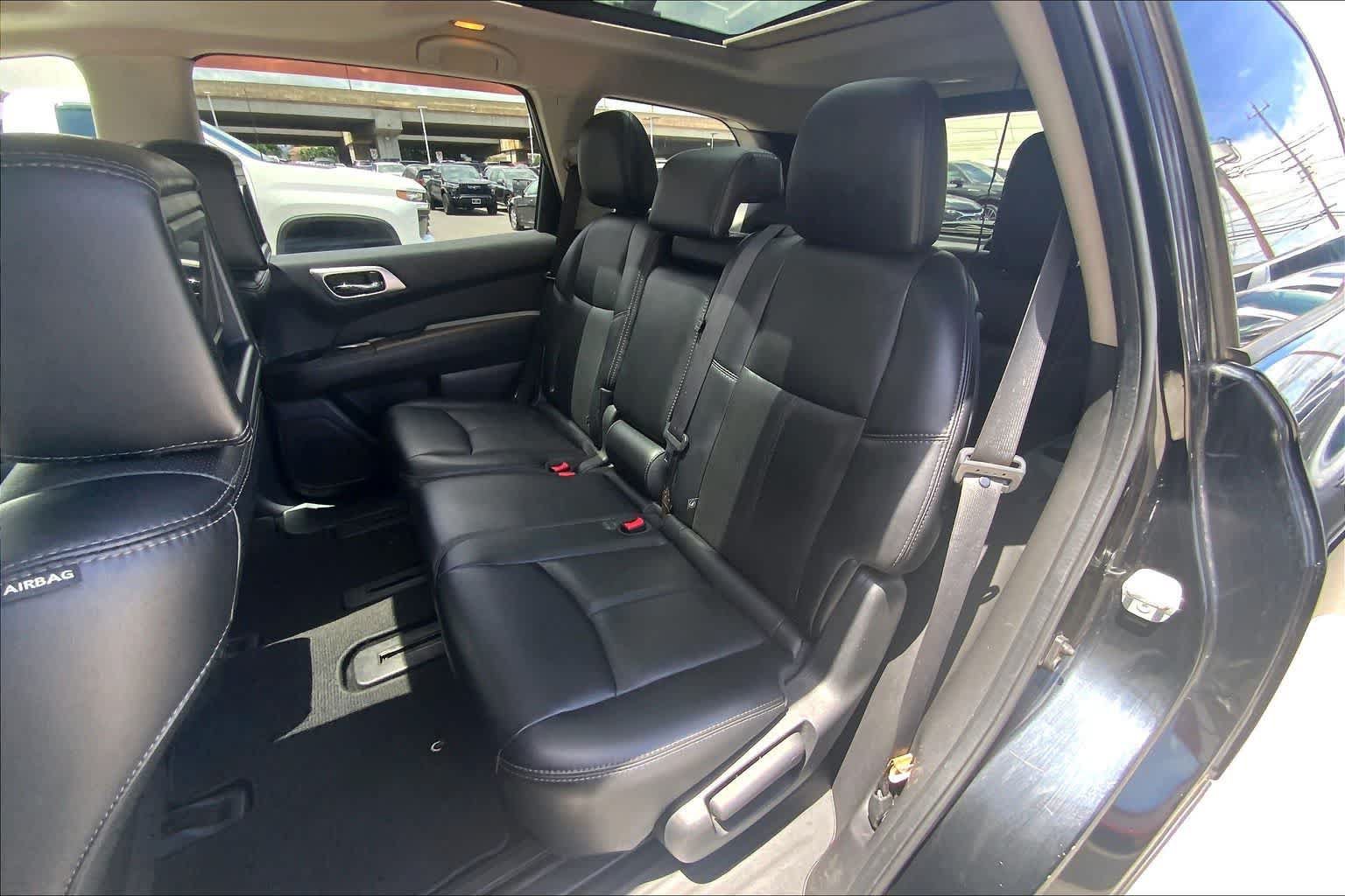 Used 2015 Nissan Pathfinder Platinum w/ Family Entertainment Package FWD image 29