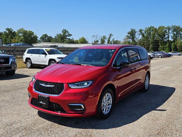 New 2026 Chrysler Pacifica Select image 3