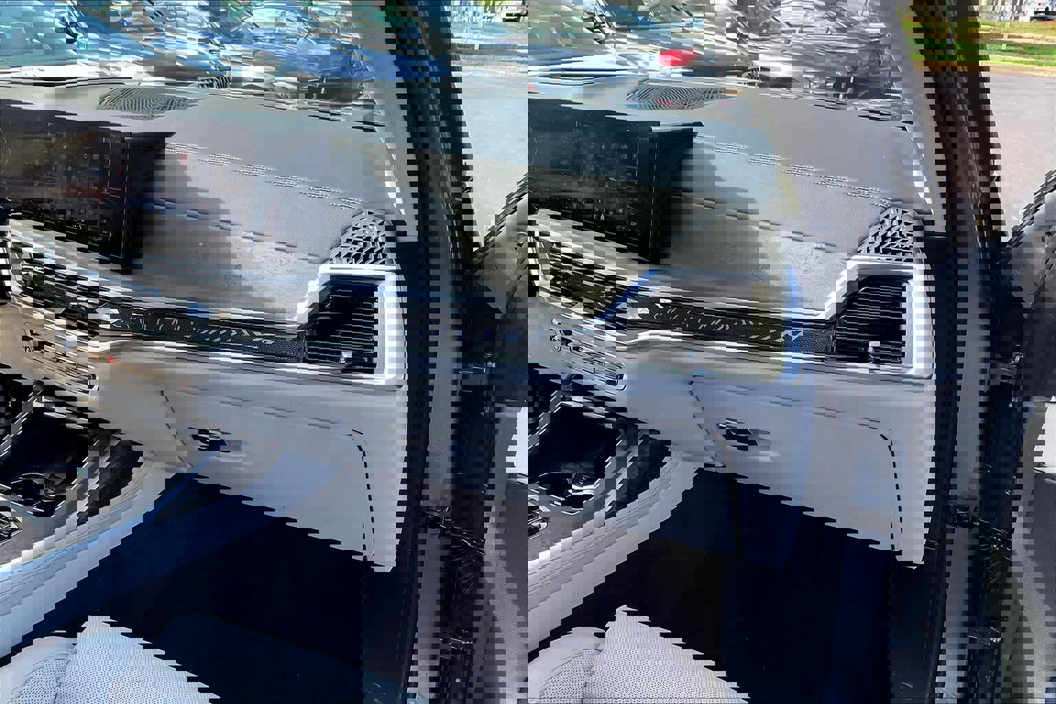 Used 2024 BMW X7 xDrive40i w/ Climate Comfort Package image 18