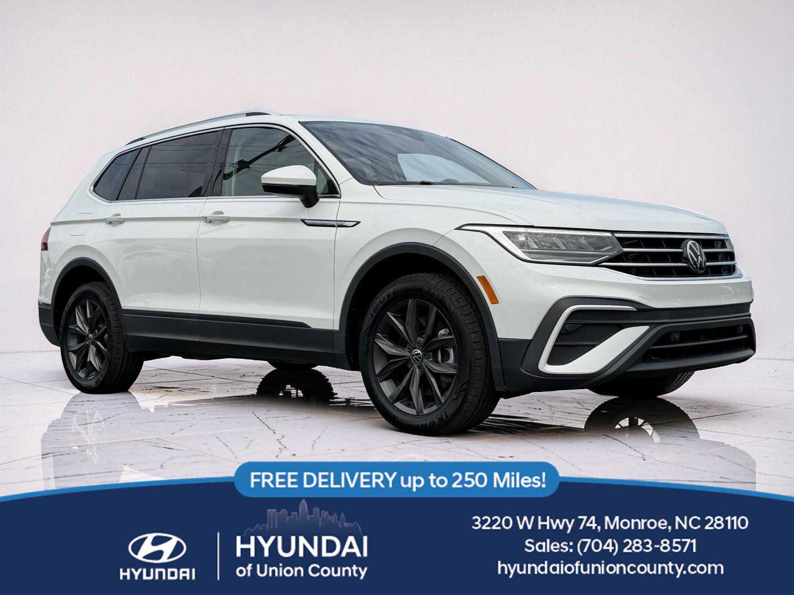 Used 2023 Volkswagen Tiguan SE image 1