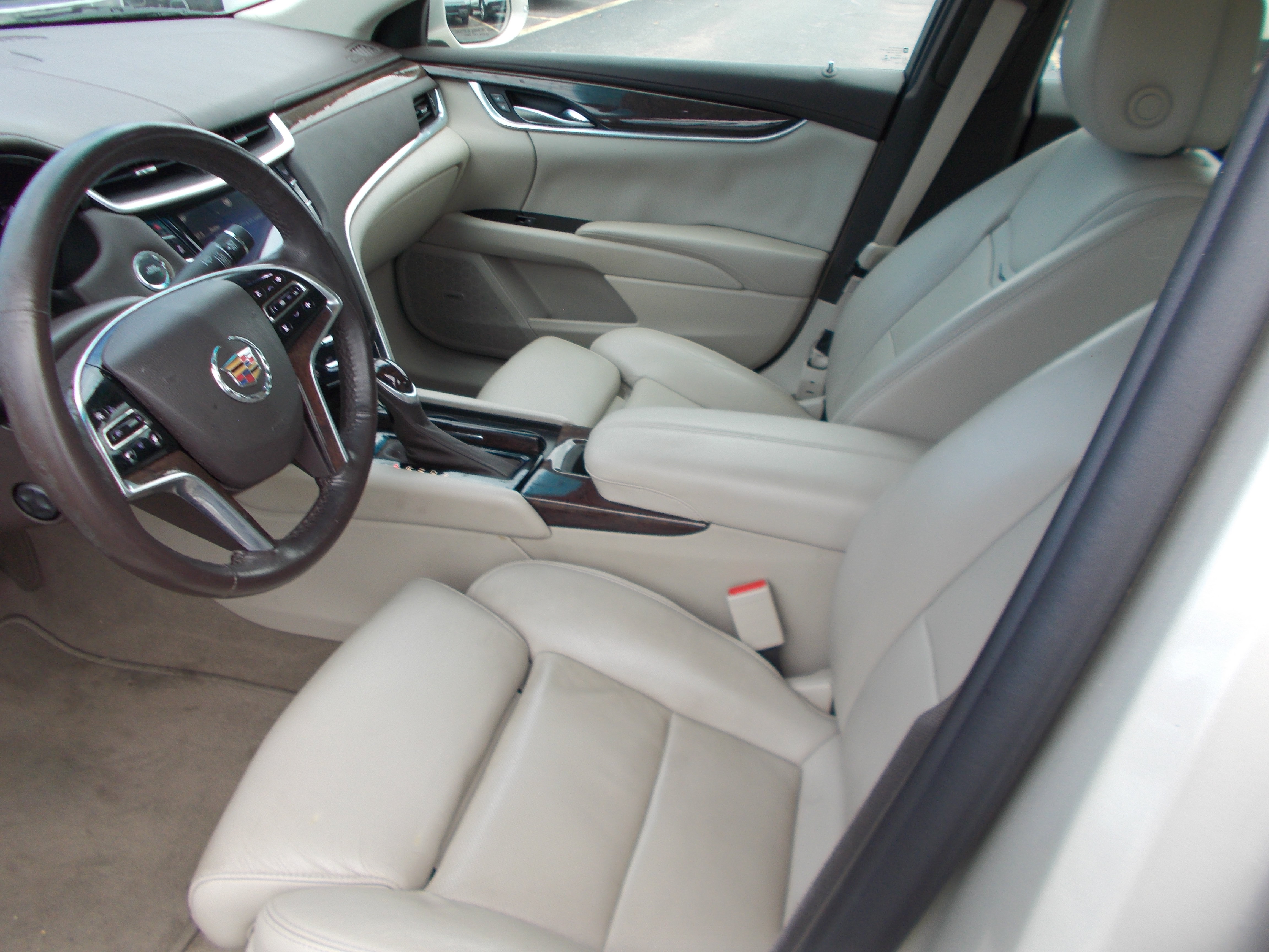 Used 2013 Cadillac XTS Luxury FWD image 4