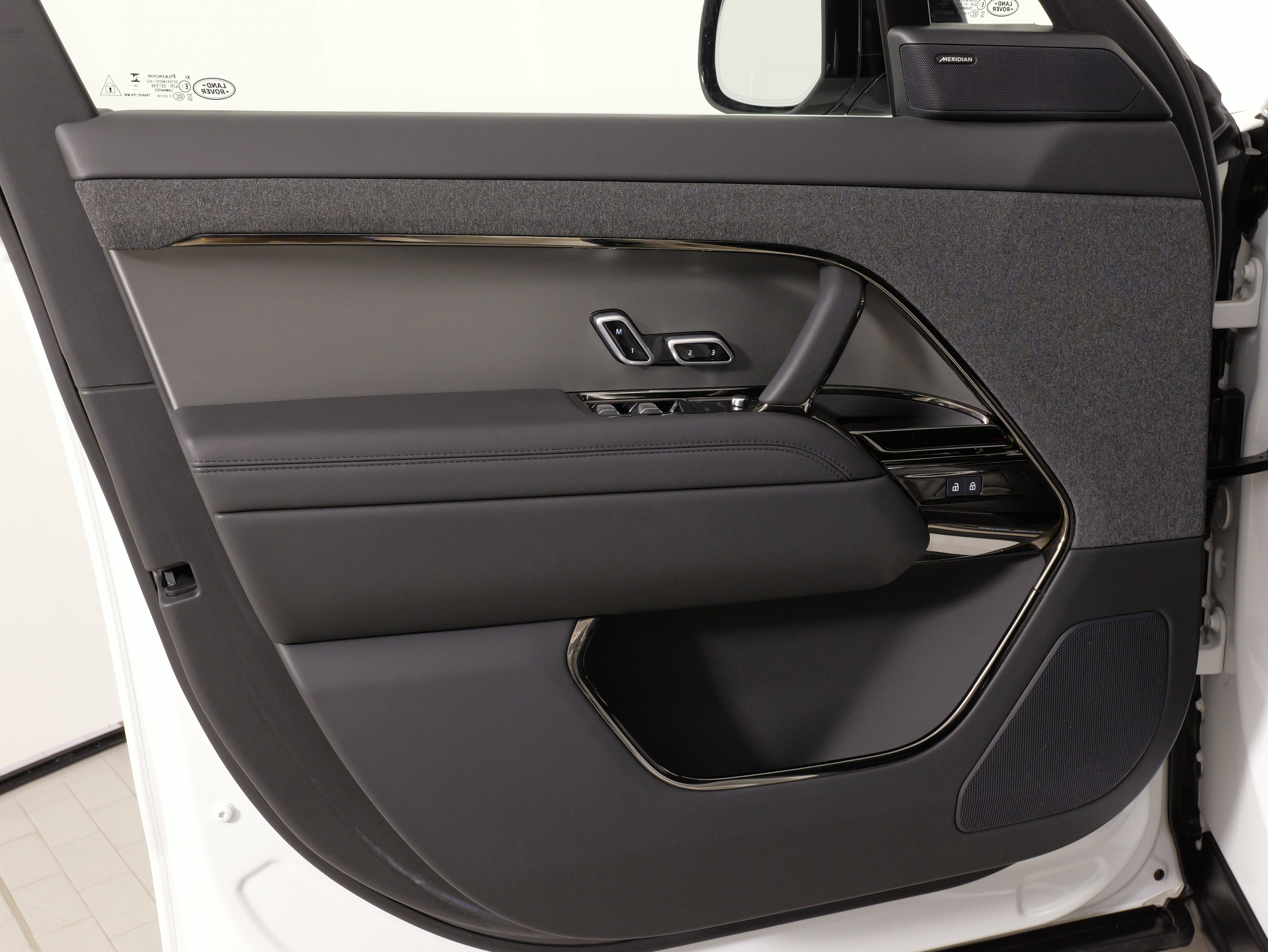 Used 2025 Land Rover Range Rover Sport SE image 24