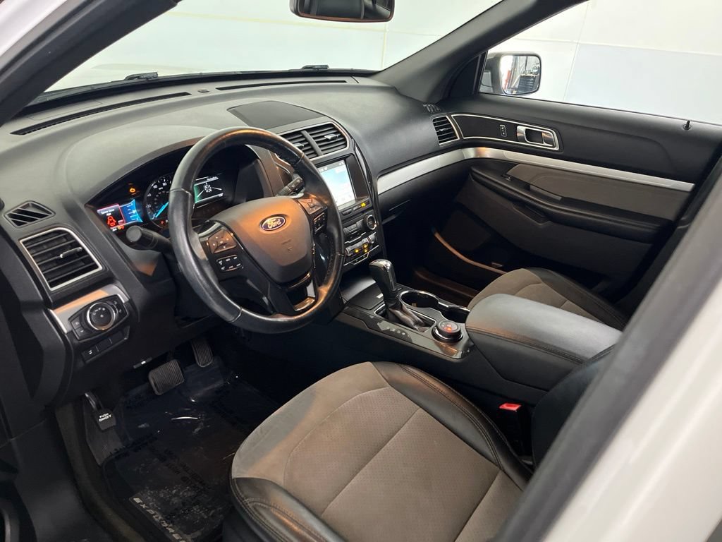 Used 2017 Ford Explorer XLT w/ Equipment Group 202A AWD/4WD image 25