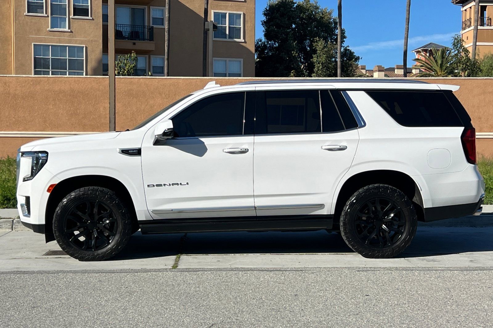 Used 2021 GMC Yukon Denali w/ Denali Premium Package image 7