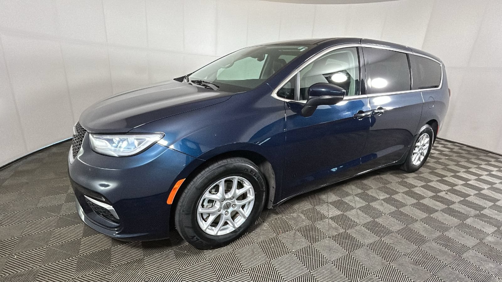 Used 2023 Chrysler Pacifica Touring-L FWD image 7