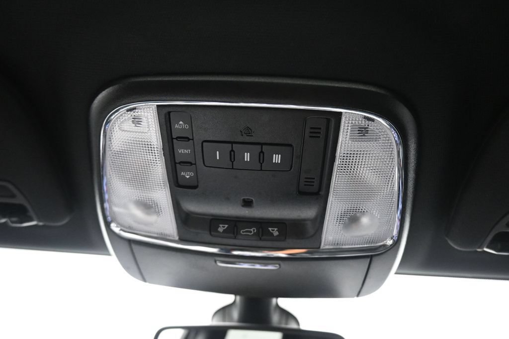 Used 2020 Jeep Grand Cherokee Limited AWD/4WD image 25