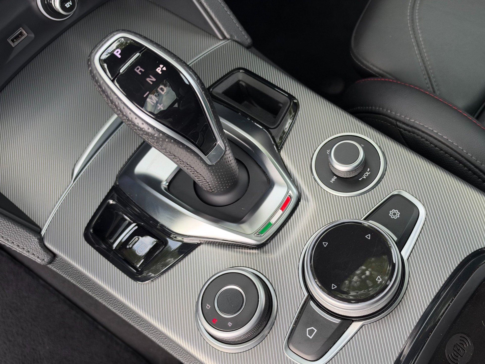 Used 2025 Alfa Romeo Stelvio Tributo Italiano w/ Driving Assist Package AWD/4WD image 24