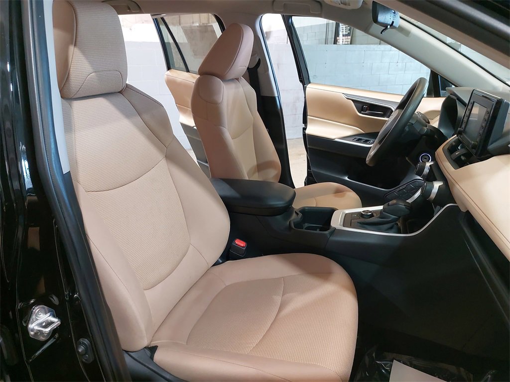 Used 2022 Toyota RAV4 LE image 10