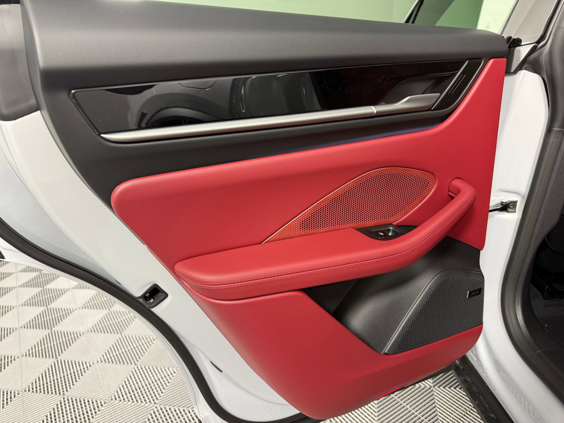 Certified 2026 Porsche Macan Electric RWD image 17