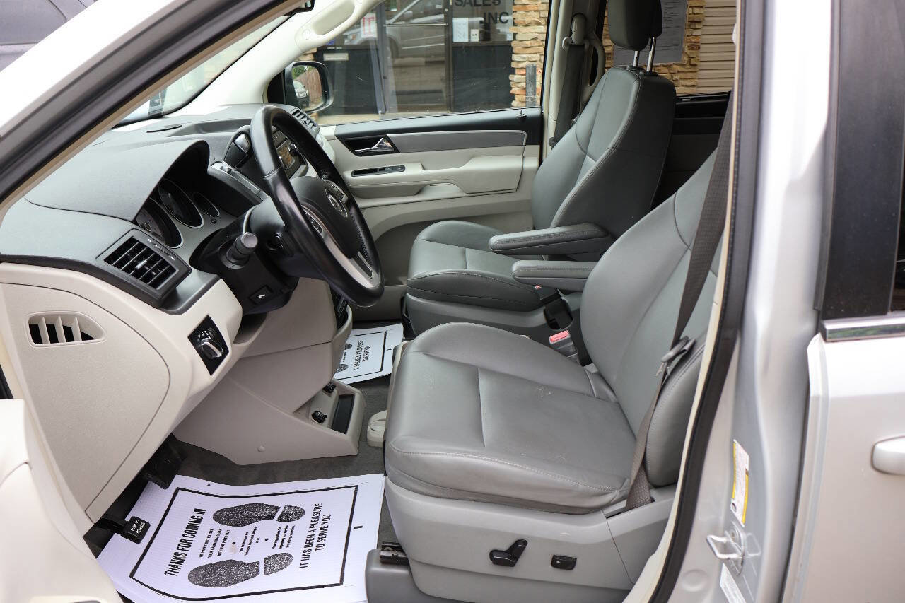 Used 2011 Volkswagen Routan SE FWD image 17