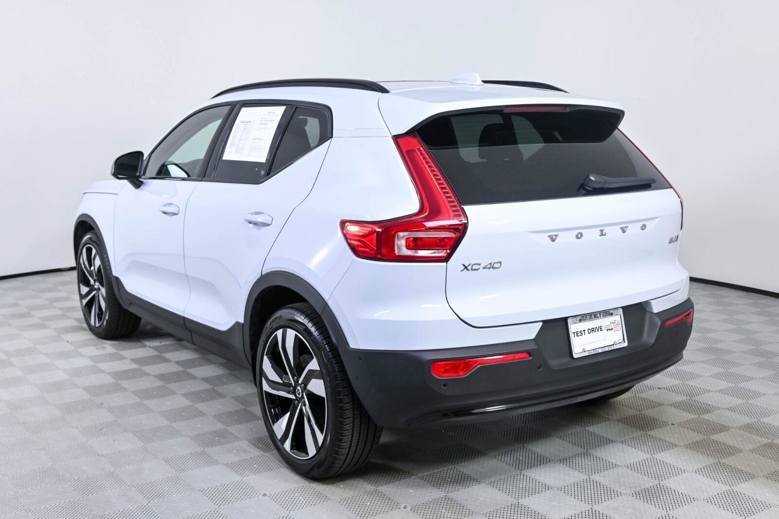 Certified 2026 Volvo XC40 B5 Plus AWD/4WD image 3