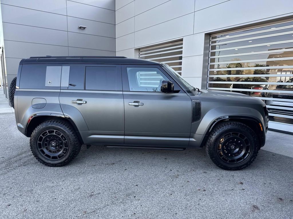 Used 2025 Land Rover Defender 110 image 9