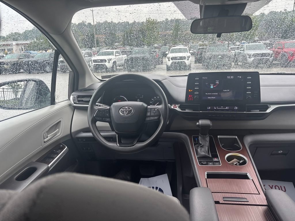 Used 2024 Toyota Sienna LE AWD/4WD image 38