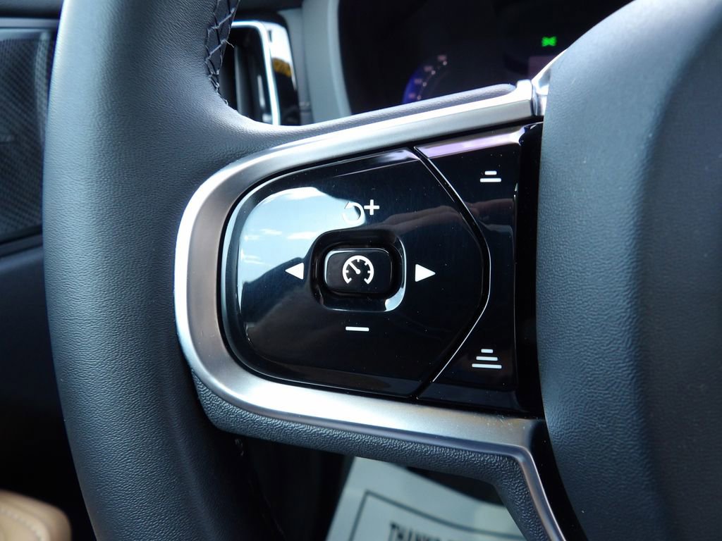 Used 2023 Volvo XC60 B5 Ultimate w/ Climate Package FWD image 17
