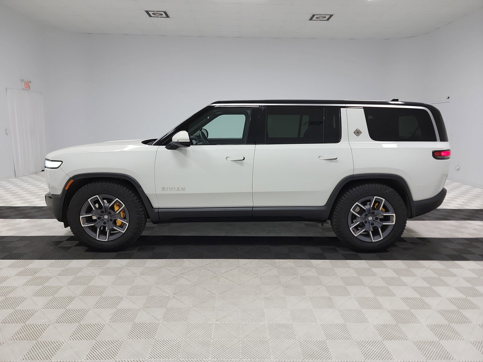 Used 2024 Rivian R1S Adventure image 2