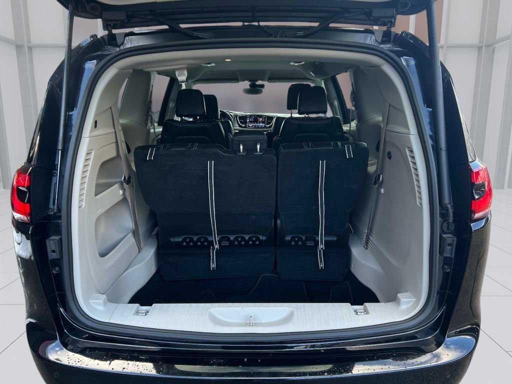 Used 2024 Chrysler Pacifica Touring-L image 13
