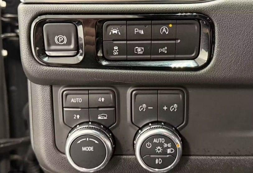 Used 2025 GMC Yukon Denali image 31