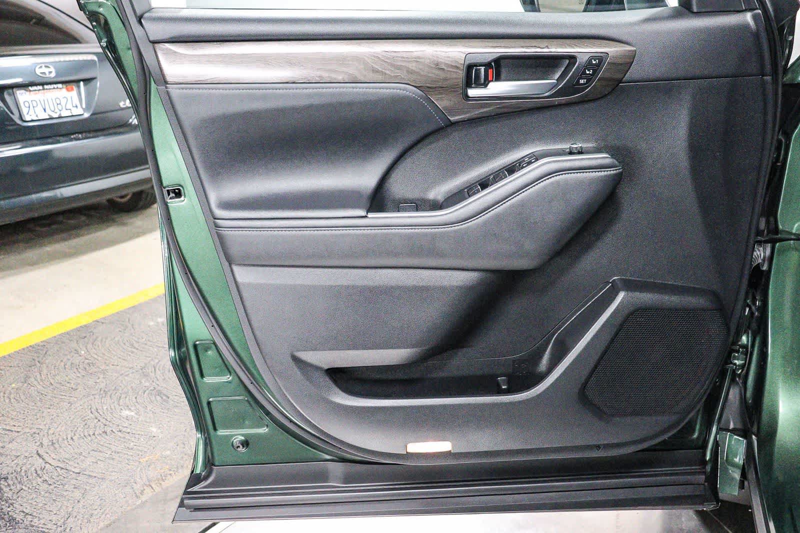 Used 2023 Toyota Highlander Platinum FWD image 24