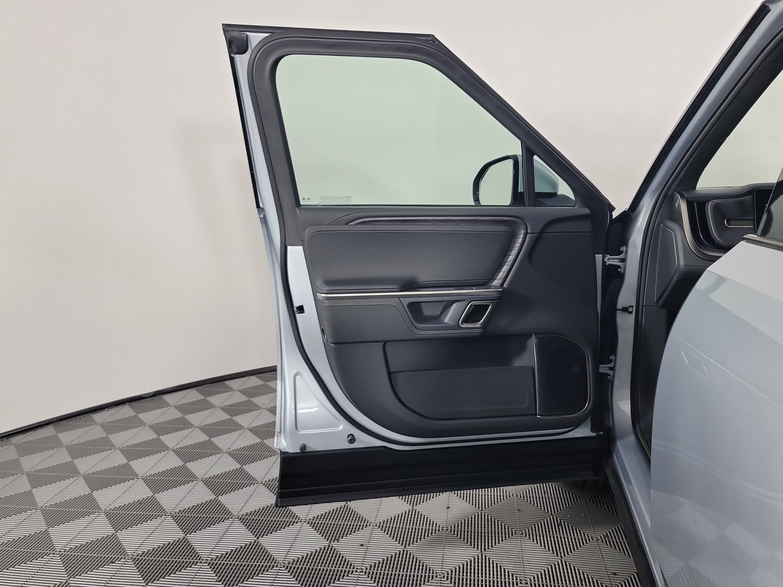 Used 2024 Rivian R1T Adventure Dual AWD/4WD image 16