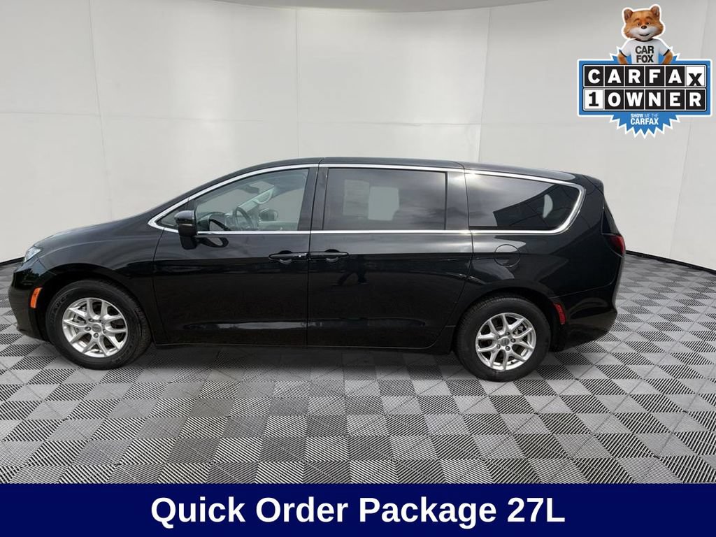 Used 2023 Chrysler Pacifica Touring-L FWD image 2