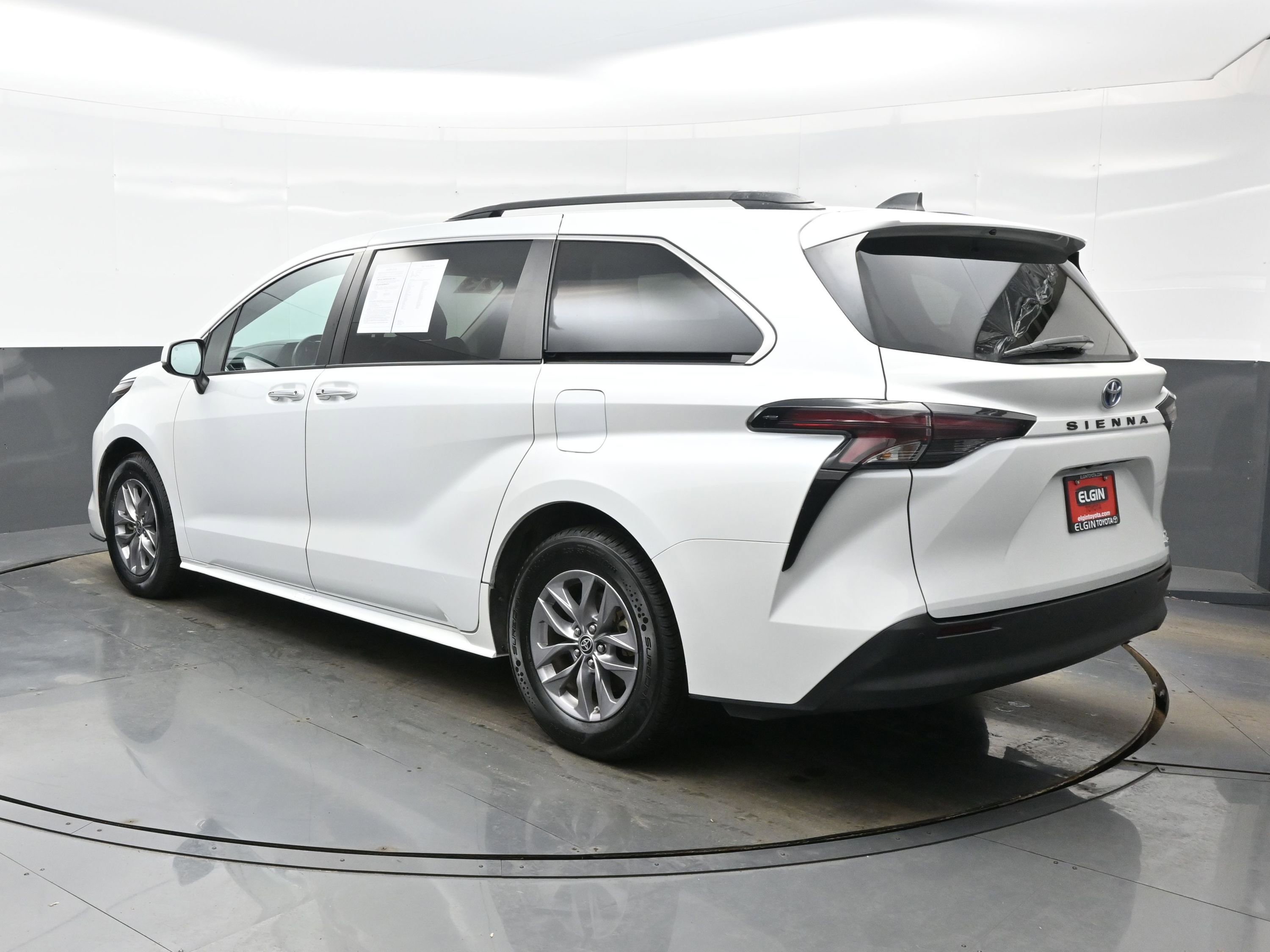 Used 2023 Toyota Sienna XLE image 4