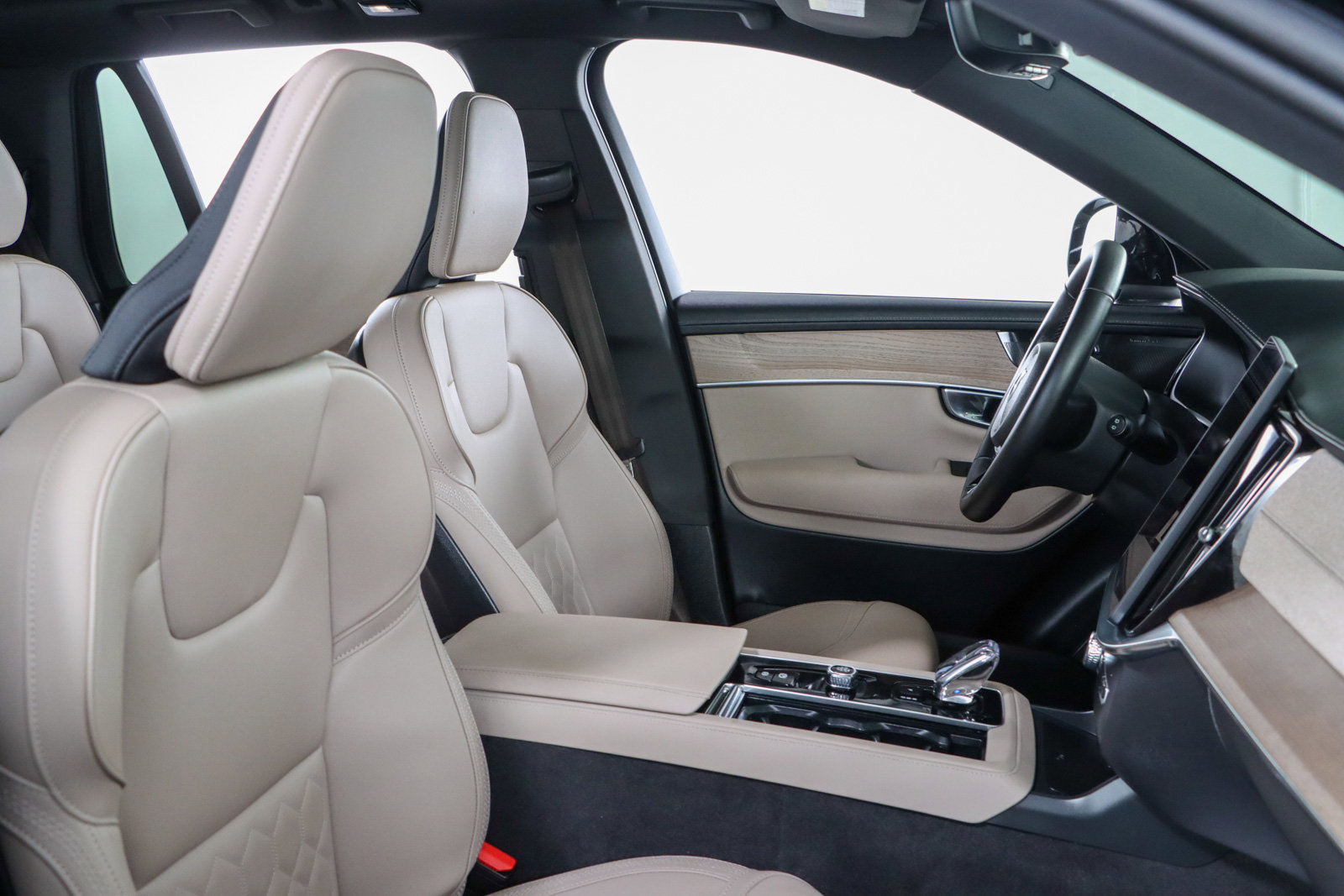 Used 2025 Volvo XC90 B6 Plus AWD/4WD image 28