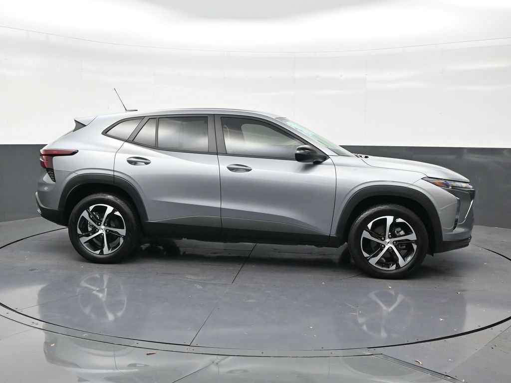 Used 2025 Chevrolet Trax RS FWD image 6