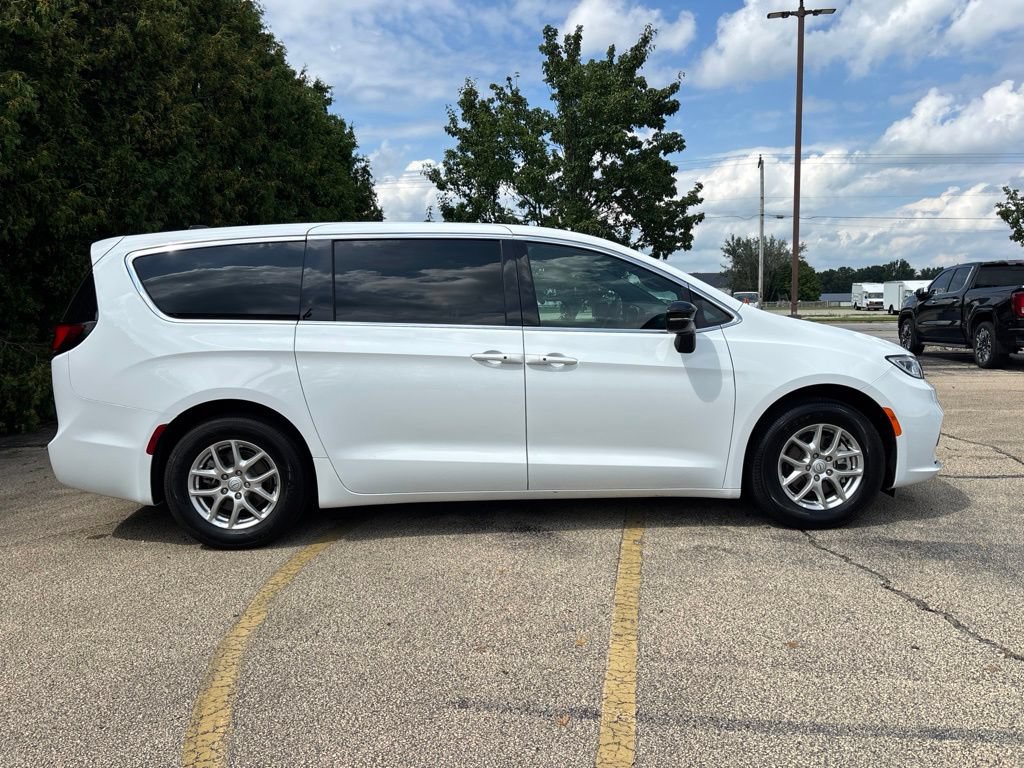 Used 2026 Chrysler Pacifica Select FWD image 8