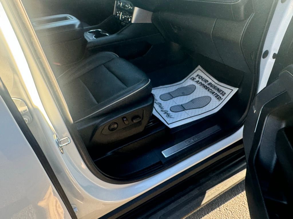 Used 2023 GMC Yukon SLT w/ SLT Premium Package image 18