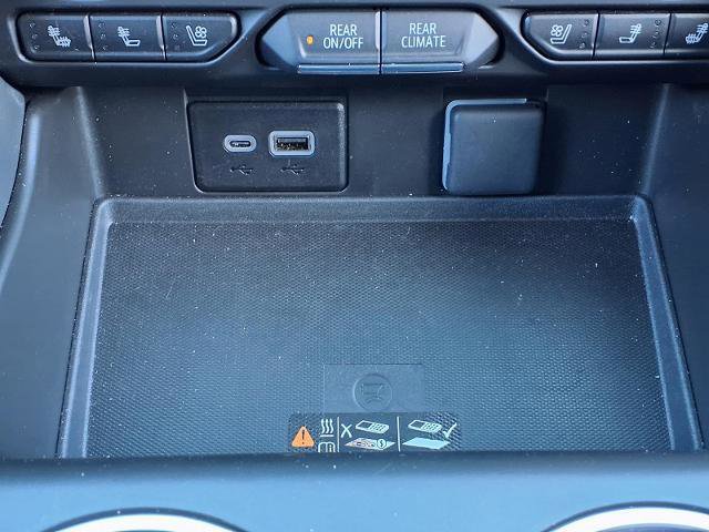 Used 2024 GMC Yukon SLT w/ SLT Premium Package image 9