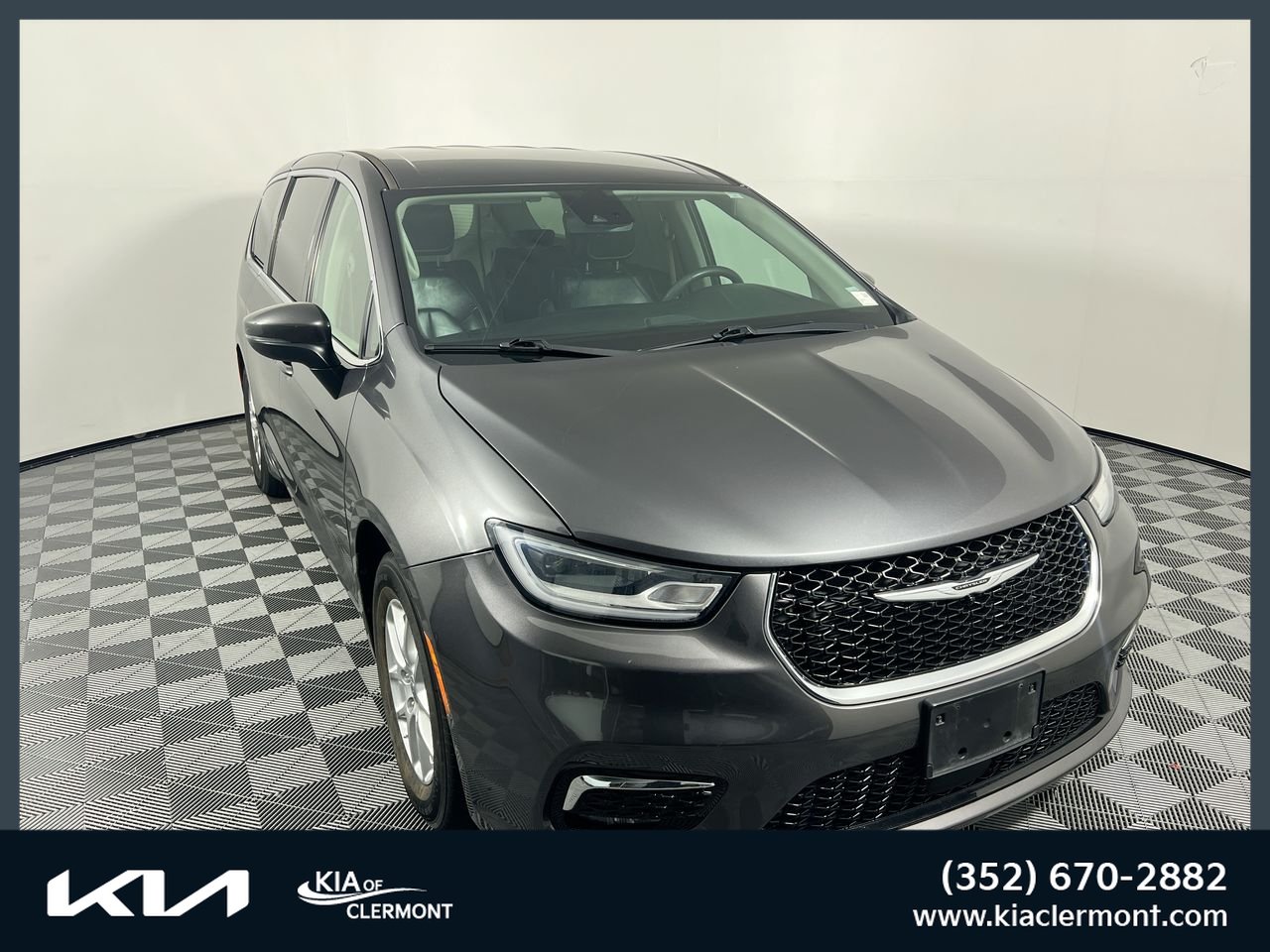 Used 2023 Chrysler Pacifica Touring-L FWD image 1