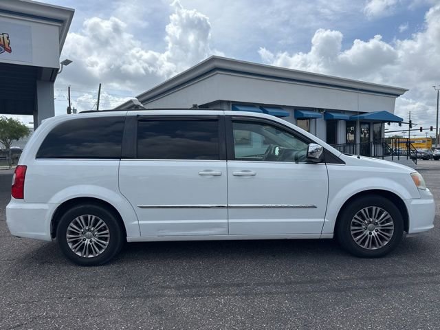 Used 2015 Chrysler Town & Country Touring-L FWD image 4