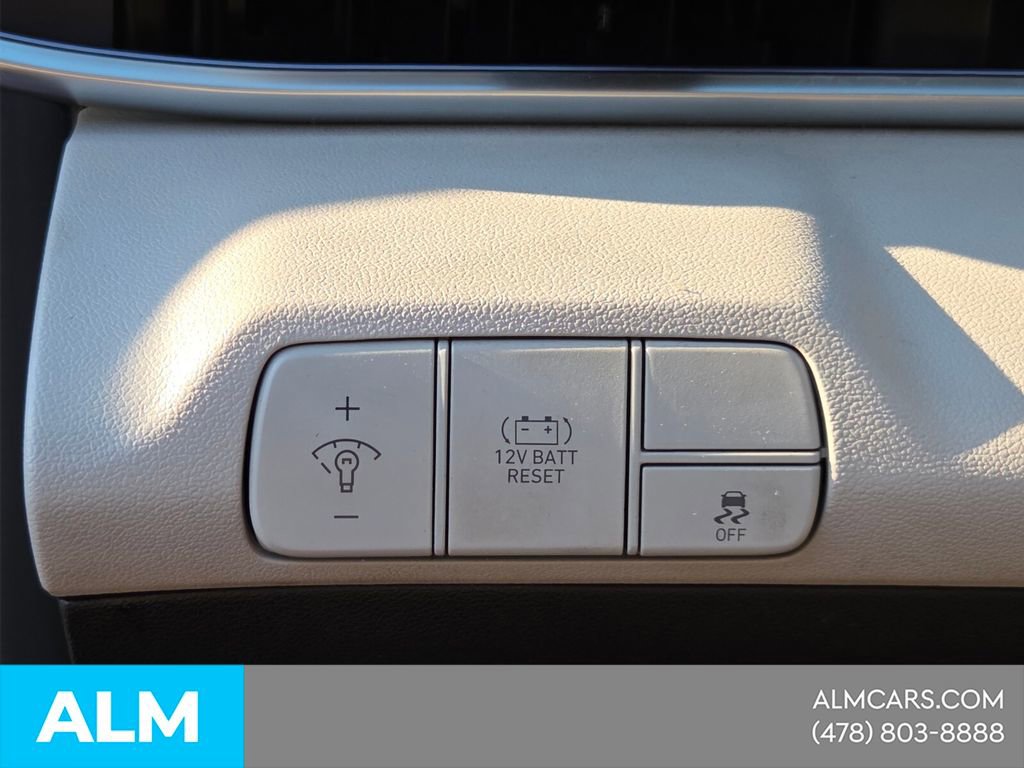 Used 2024 Hyundai Elantra Limited image 29