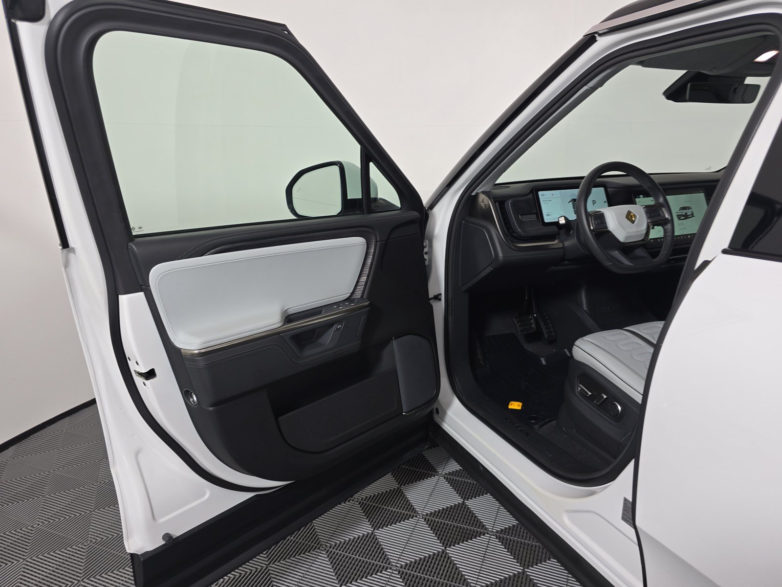 Used 2025 Rivian R1S Adventure AWD/4WD image 16