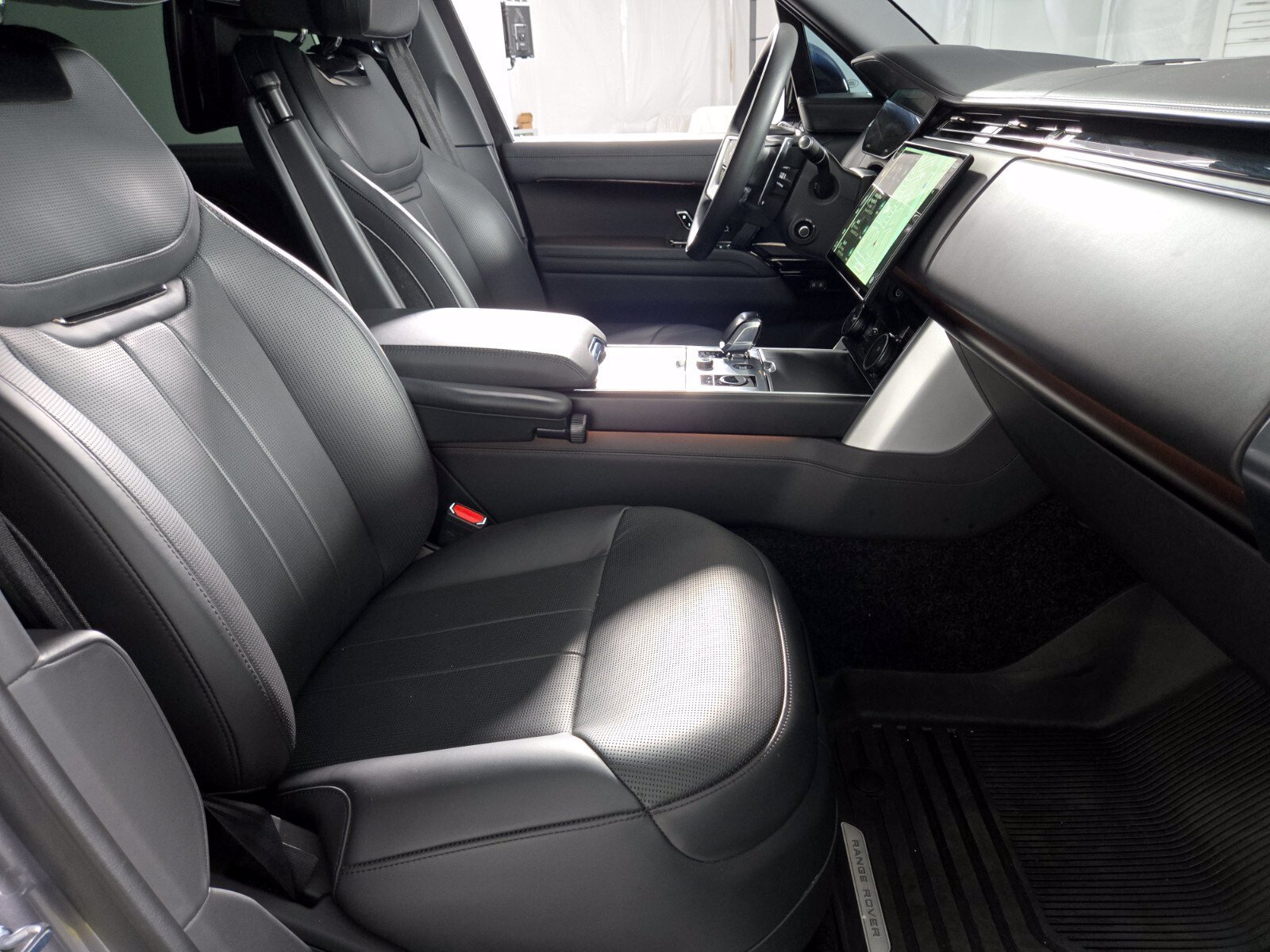 Used 2023 Land Rover Range Rover SV AWD/4WD image 3