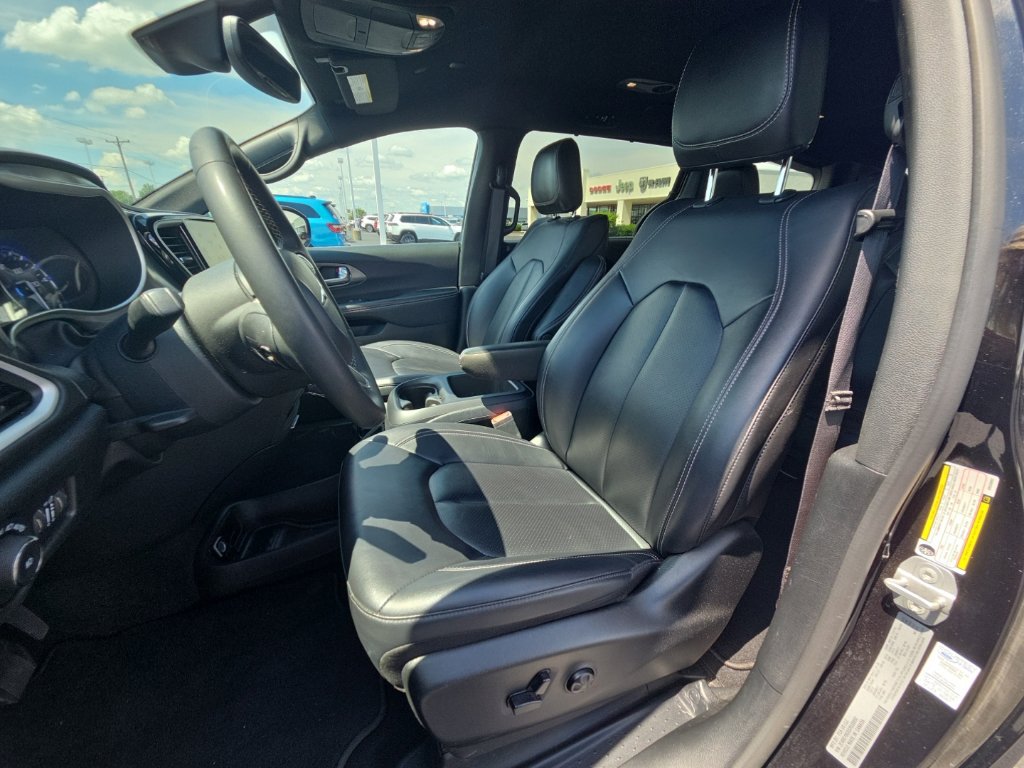 Used 2025 Chrysler Pacifica Select FWD image 28