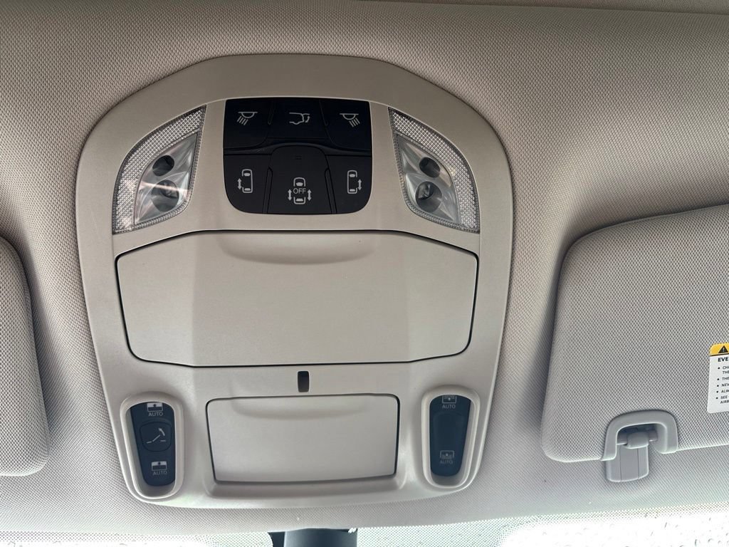 Used 2023 Chrysler Pacifica Limited AWD/4WD image 40