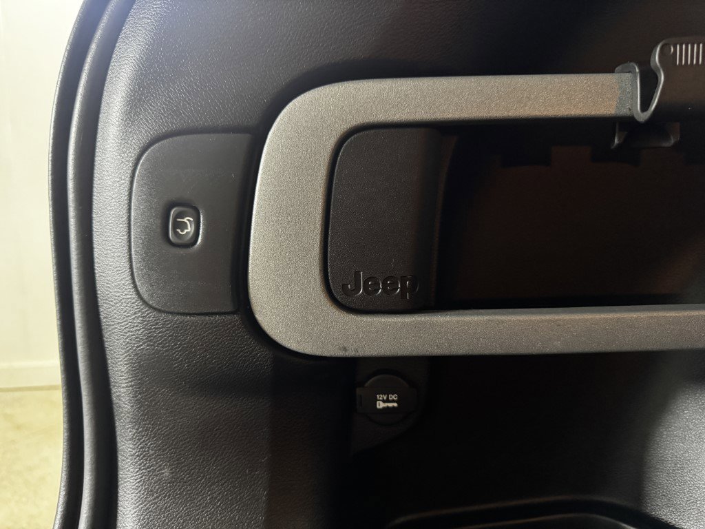 Used 2016 Jeep Cherokee Latitude w/ Comfort/Convenience Group image 62