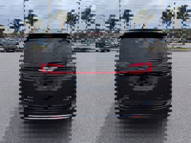 Used 2022 Chrysler Pacifica Limited image 6