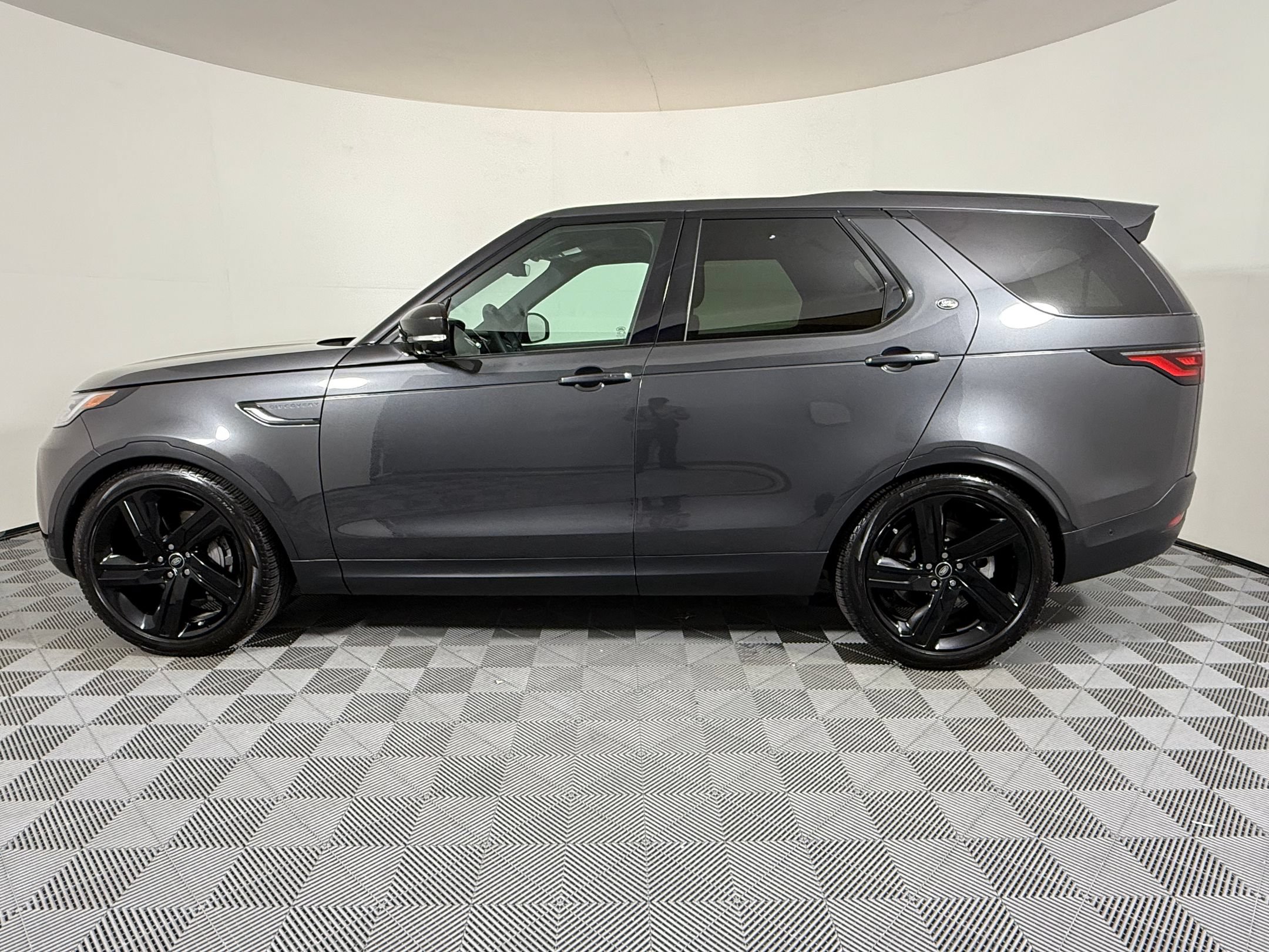Used 2025 Land Rover Discovery S AWD/4WD image 2