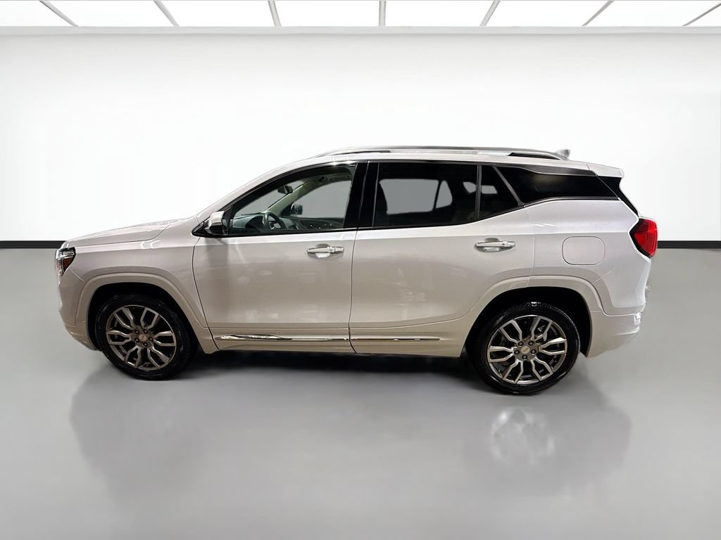 Used 2024 GMC Terrain Denali w/ Denali Premium Package AWD/4WD image 8