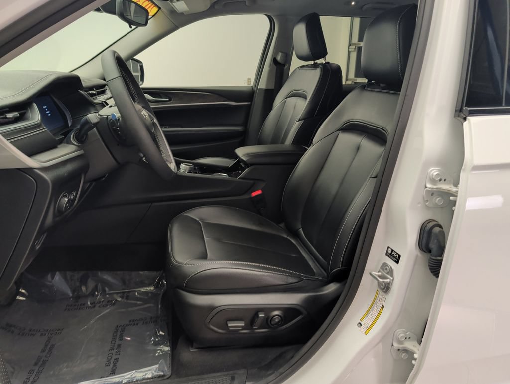 Used 2023 Jeep Grand Cherokee Limited AWD/4WD image 12