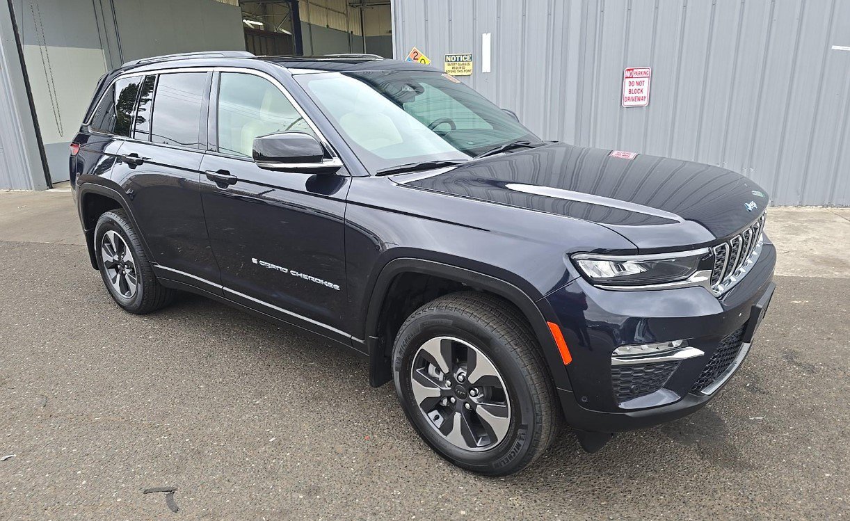 Used 2024 Jeep Grand Cherokee Limited 4xe w/ Luxury Tech Group II AWD/4WD image 2