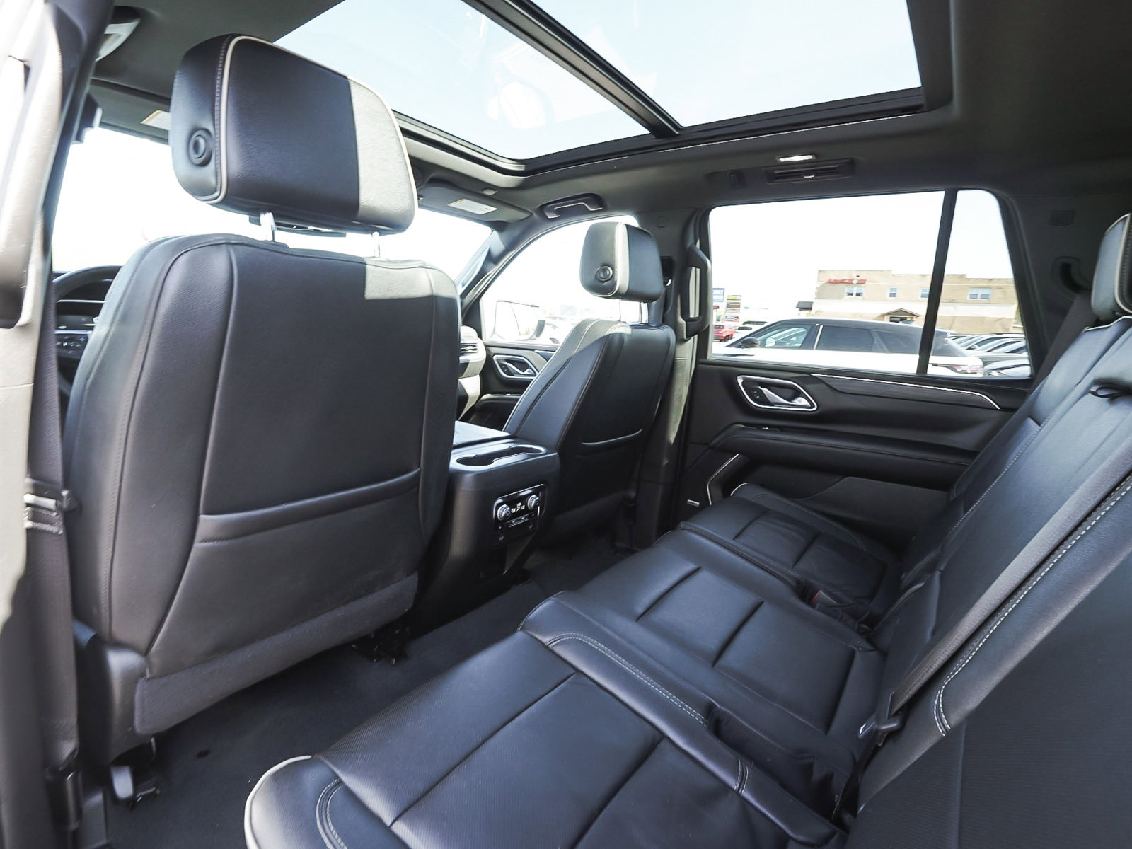 Used 2024 GMC Yukon SLT w/ SLT Luxury Package AWD/4WD image 35