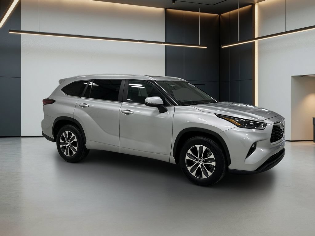 Used 2025 Toyota Highlander XLE FWD image 8