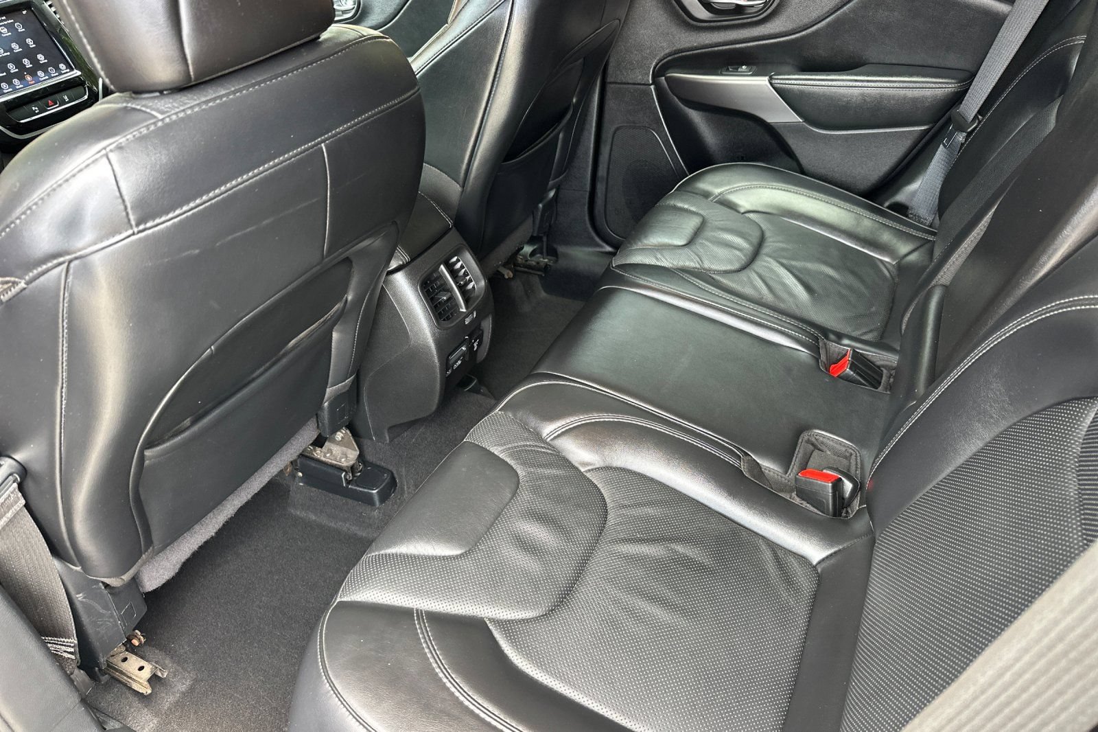 Used 2020 Jeep Cherokee Limited w/ Advanced Safety Group FWD image 14